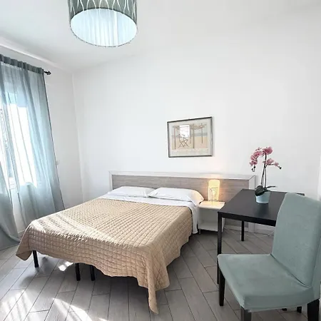 Easyrooms One ゲストハウス 3*