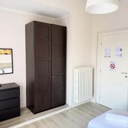 Easyrooms One Konukevi Parma